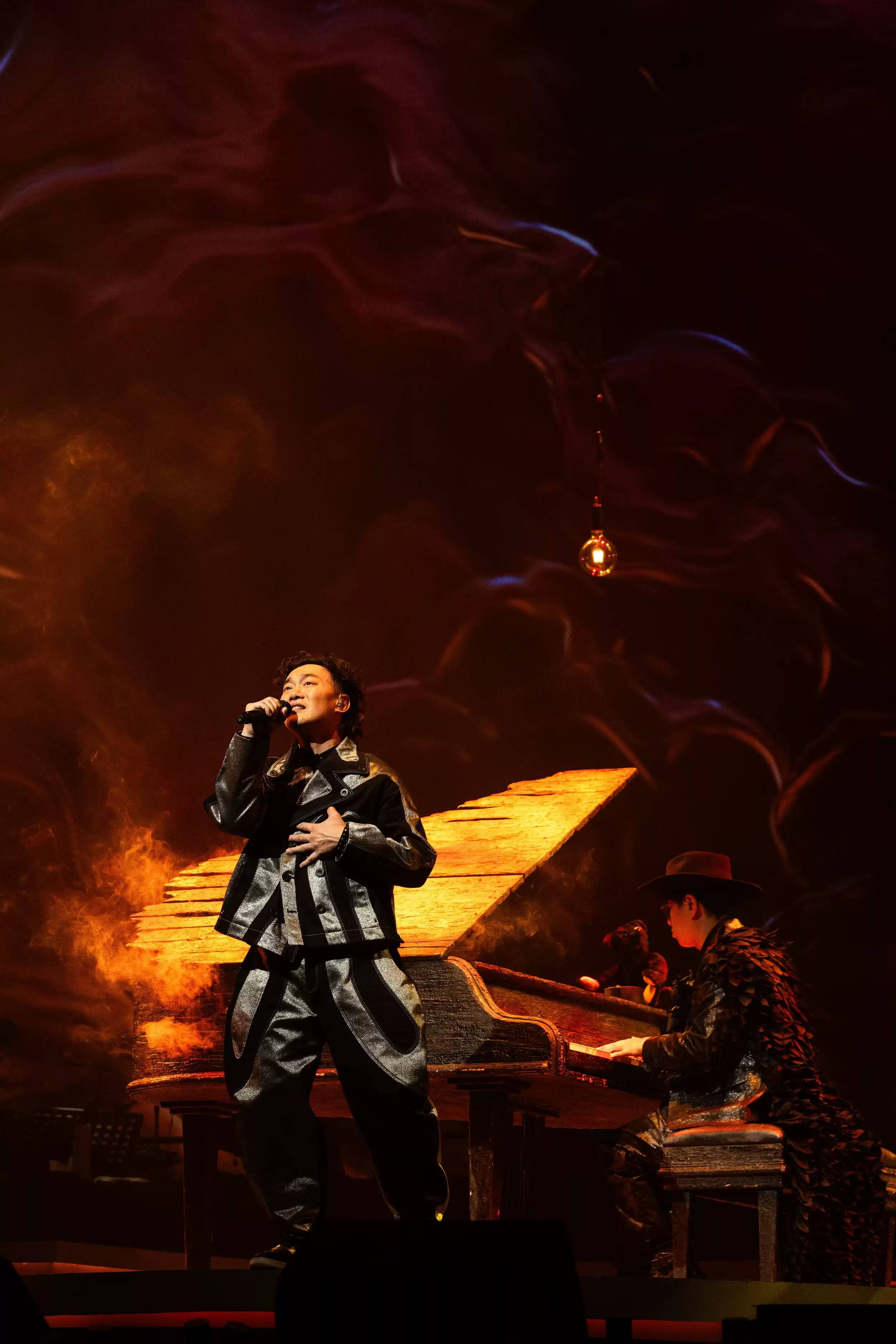 陈奕迅 fear and dreams 世界巡回演唱会-厦门站(河马票务app)_eason