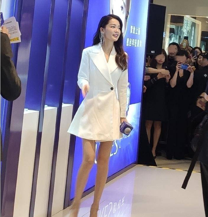 李沁变得越来越有思想,肉色丝袜搭配制服连衣裙,尽显女王风采!