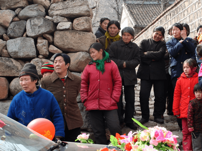 农村媒人多可怕?收礼见面200订婚2000结婚8000,隐瞒男方真实情况!