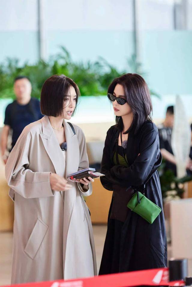 "花少团"现身环球影城,秦岚"电音"抢镜,燃爆粉丝热情_刘芸_公众人物