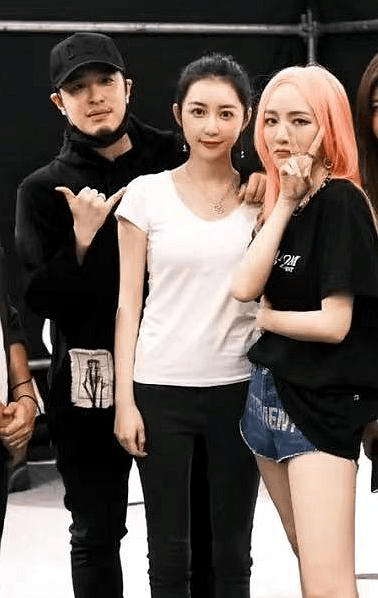 潘玮柏宣云出外聚餐,街头旁若无人拥抱耳语,在朋友面前秀恩爱_上海