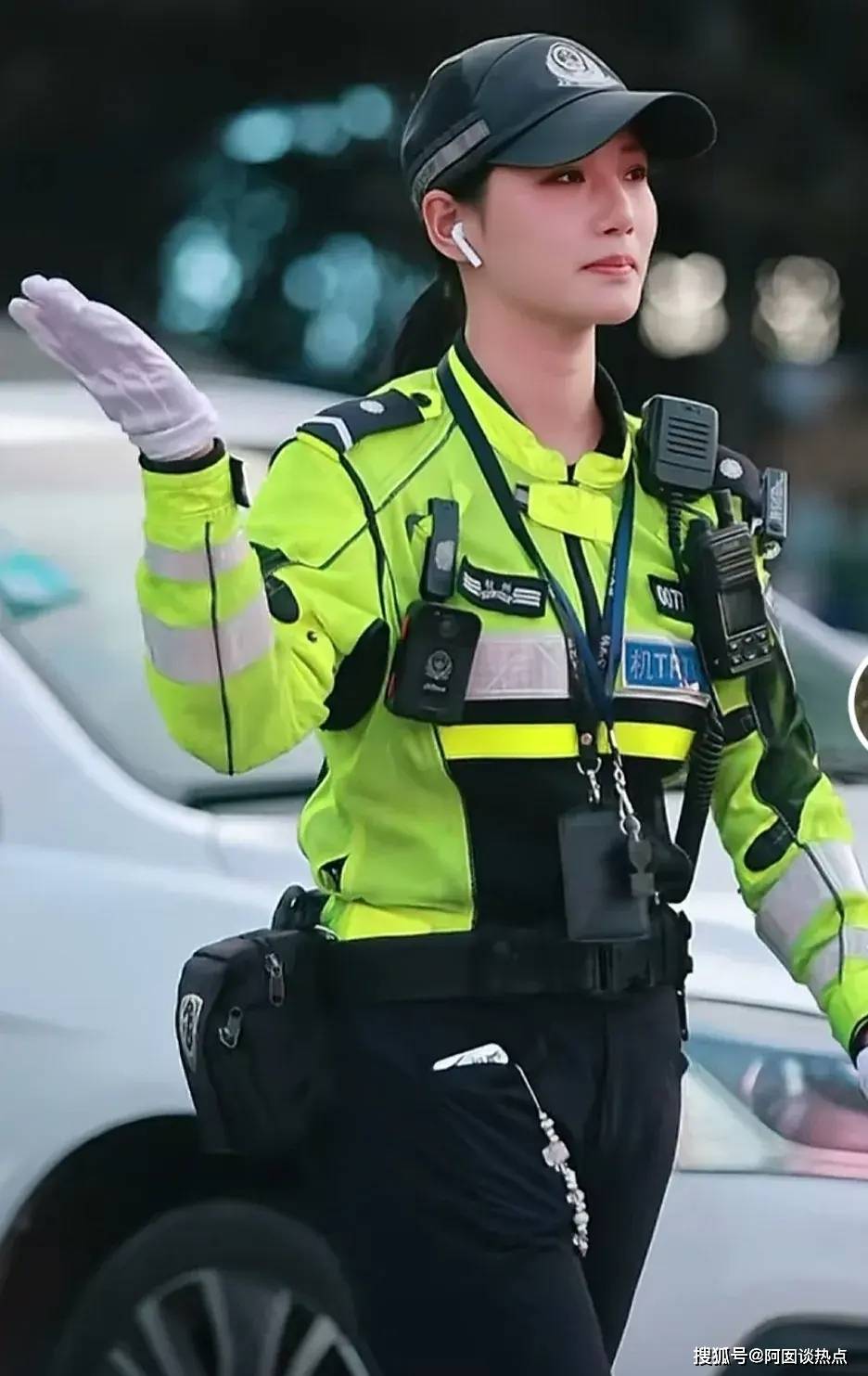 西湖美女交警袁雨佳火了!执勤动作秒杀一众网红!火遍整个杭州!