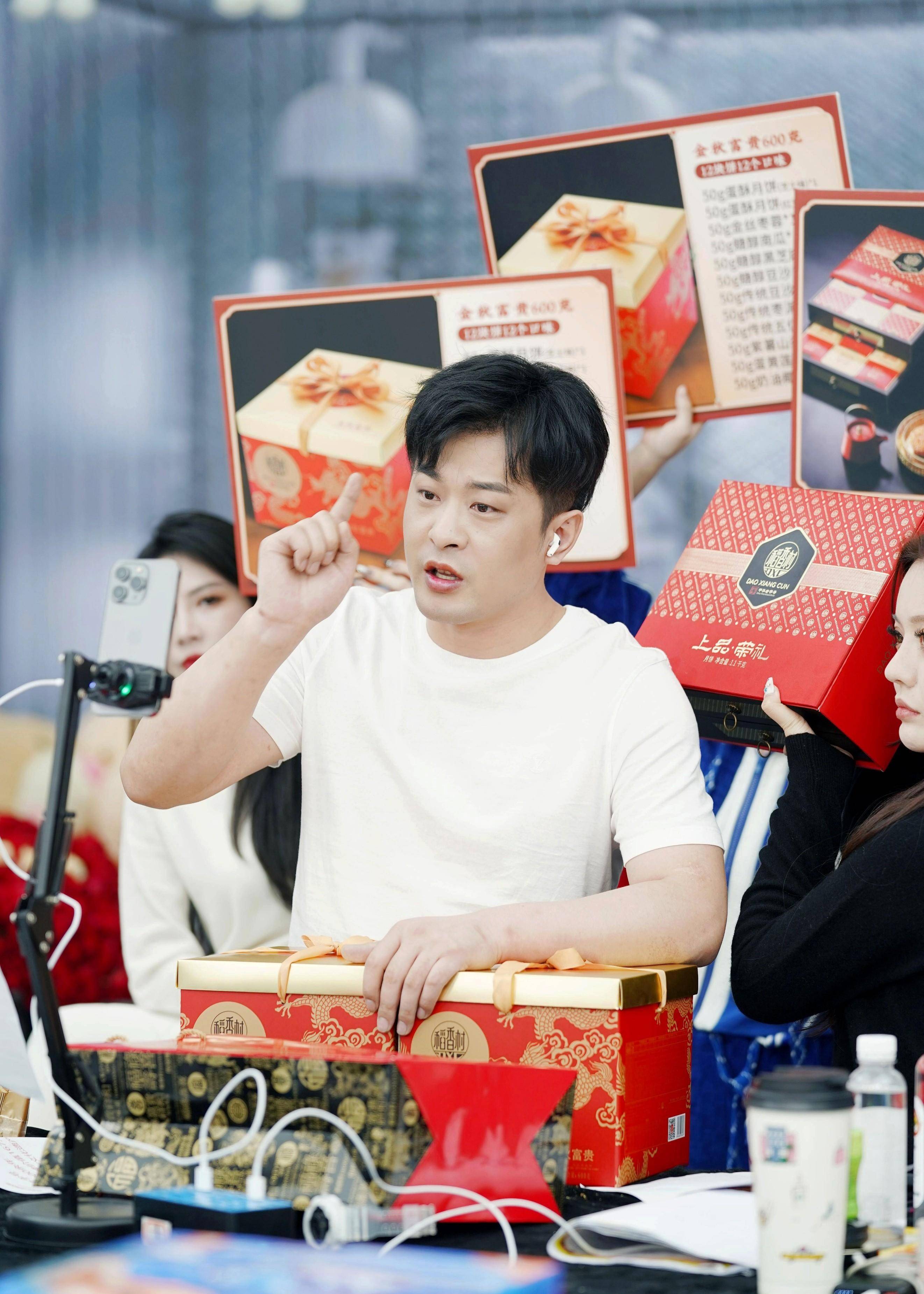 有人被罚13亿,有人挣扎准备复出_辛吉飞_辛巴_直播间