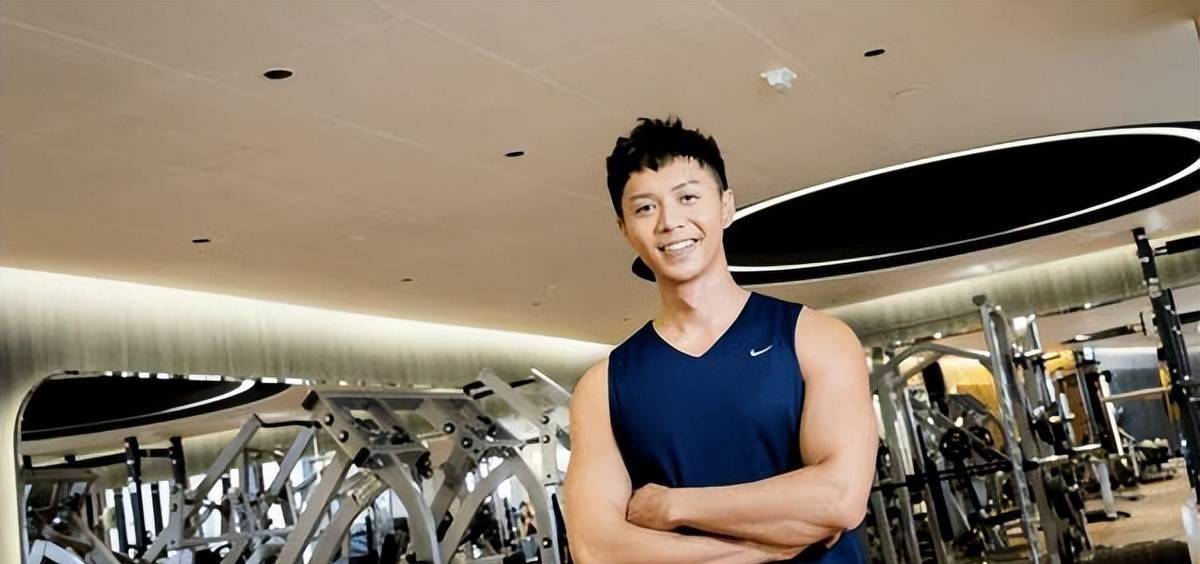 被封"巨胸"男神,戏外开两间健身室_李尔晨_古佩玲_剧中