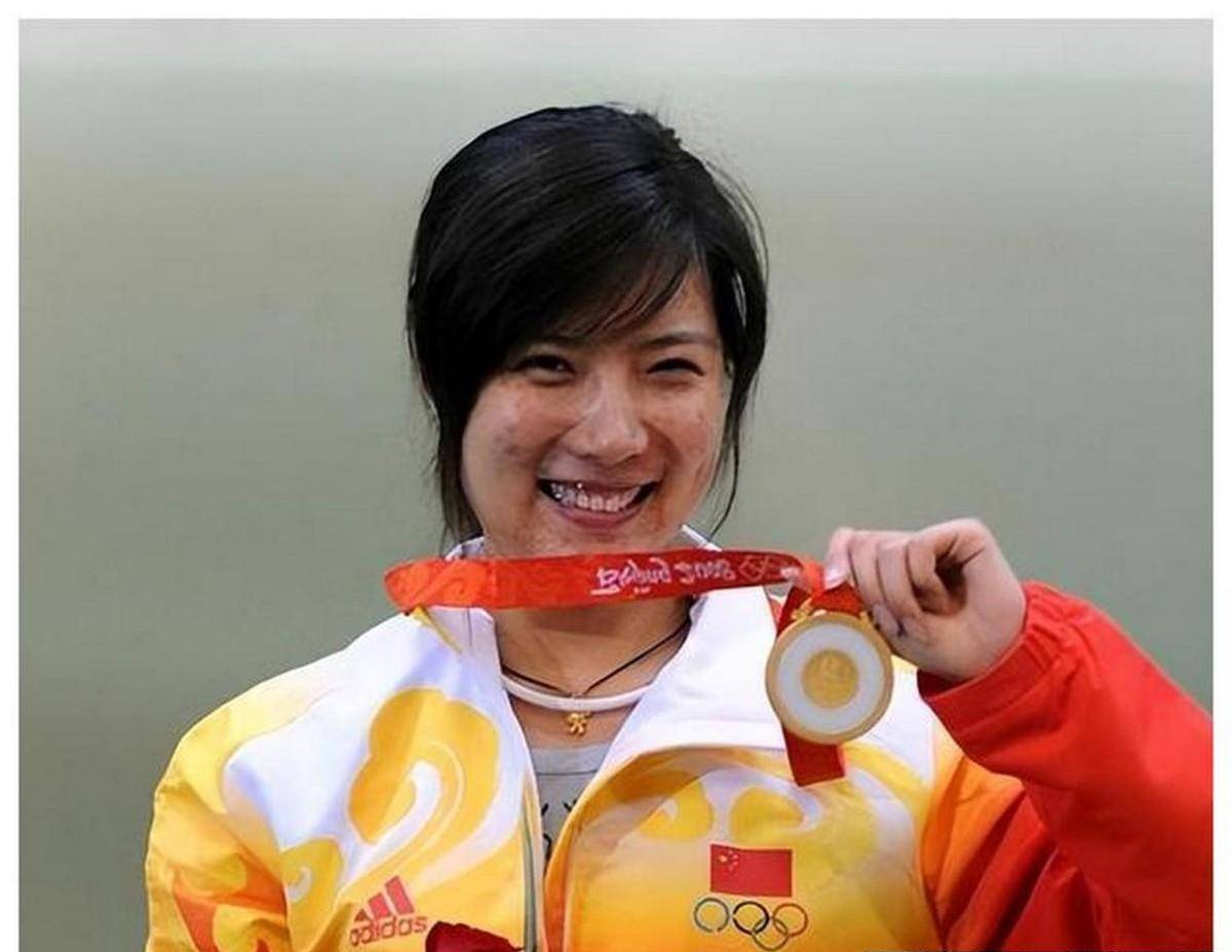 奥运冠军杜丽近况:年过40仍气质十足,从满脸痘蜕变成颜值女神_训练