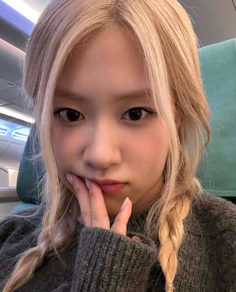 朴彩英心情大好背爱马仕晒16张绝美自拍,吃雪糕庆祝_表演_账号_时尚