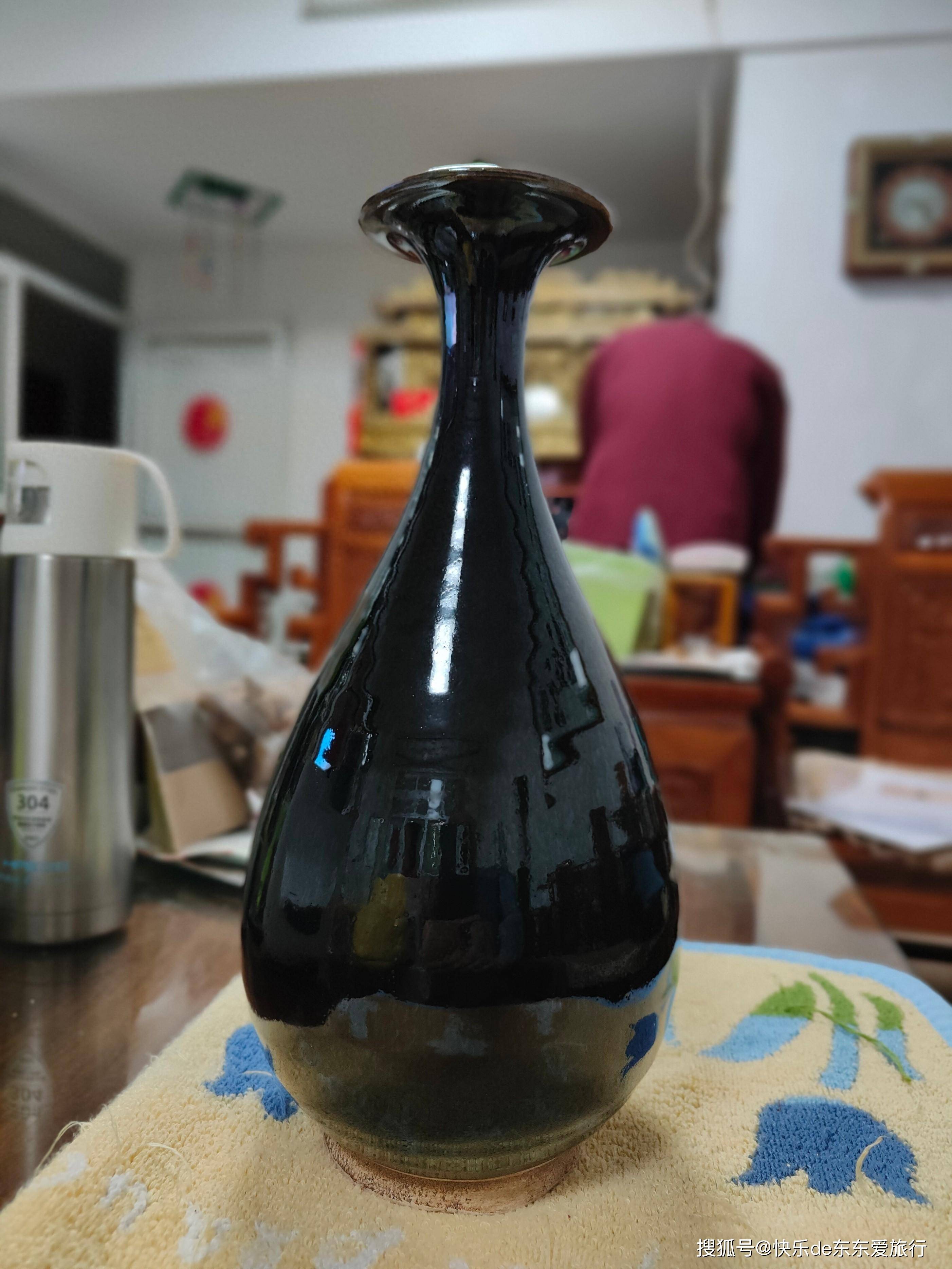 他拿出小手电筒,照到玉壶春瓶上,信心满满地说,这是宋代黑釉定窑瓷器