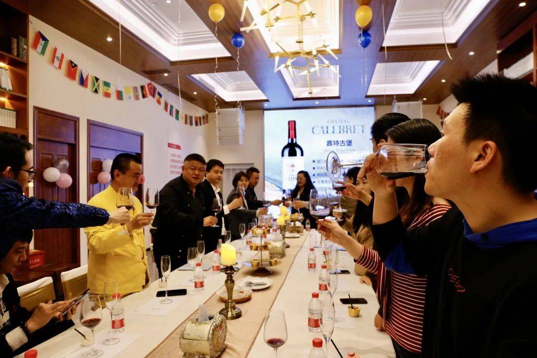 边喝酒边上课,这样的培训你来吗?_卡门_课程_知识