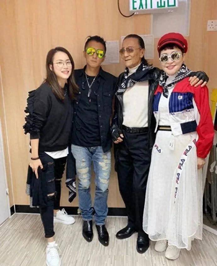 谢霆锋晒全家福依然帅气,妹妹和母亲长得一模一样,别有韵味_家庭_照片