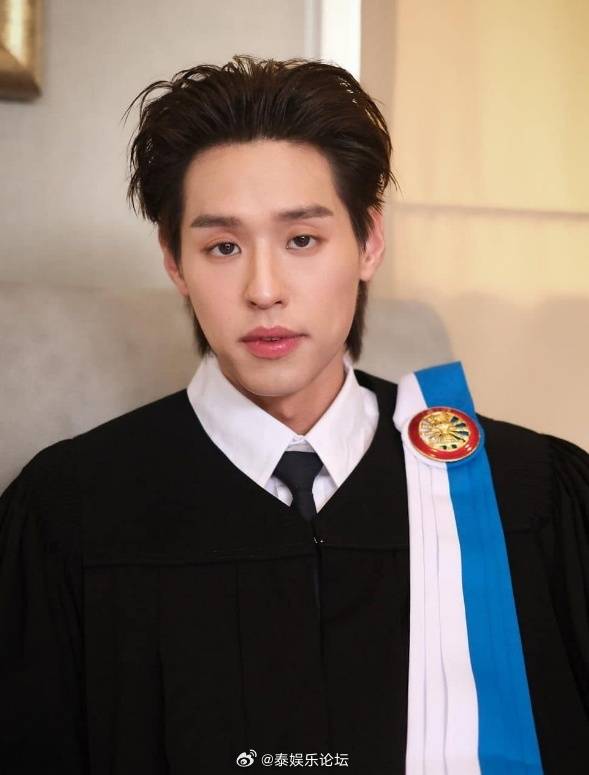 新闻相关热点关键词:howe颁奖典礼,新歌每日魔法,毕业典礼,24岁生日