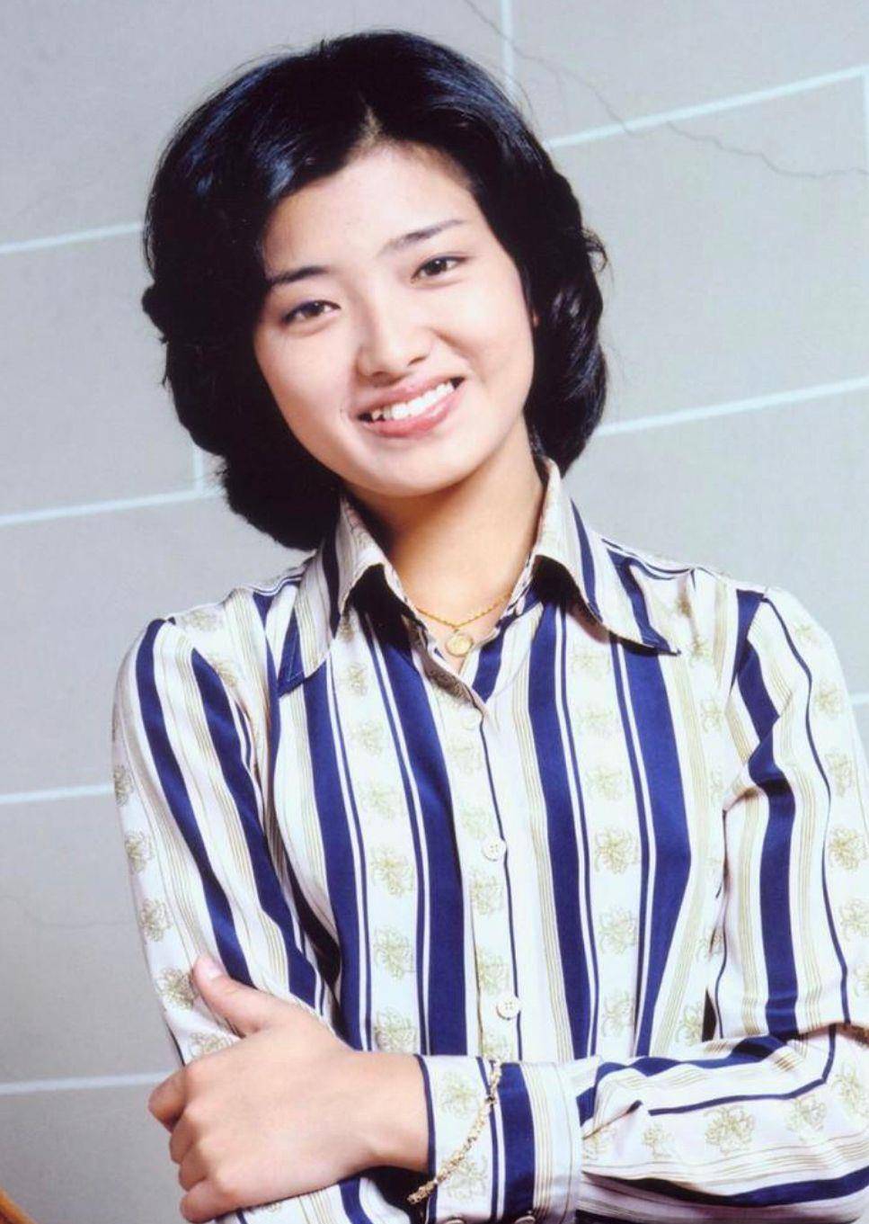 看64岁山口百惠的"衬衫穿搭",体面又优雅,我也不怕发福变老了_经典