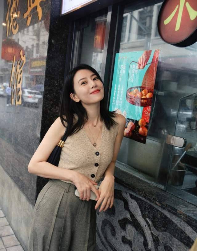 高圆圆的脸型其实就是小方的抗衰老脸,所以即使岁月流逝,他的脸上也有