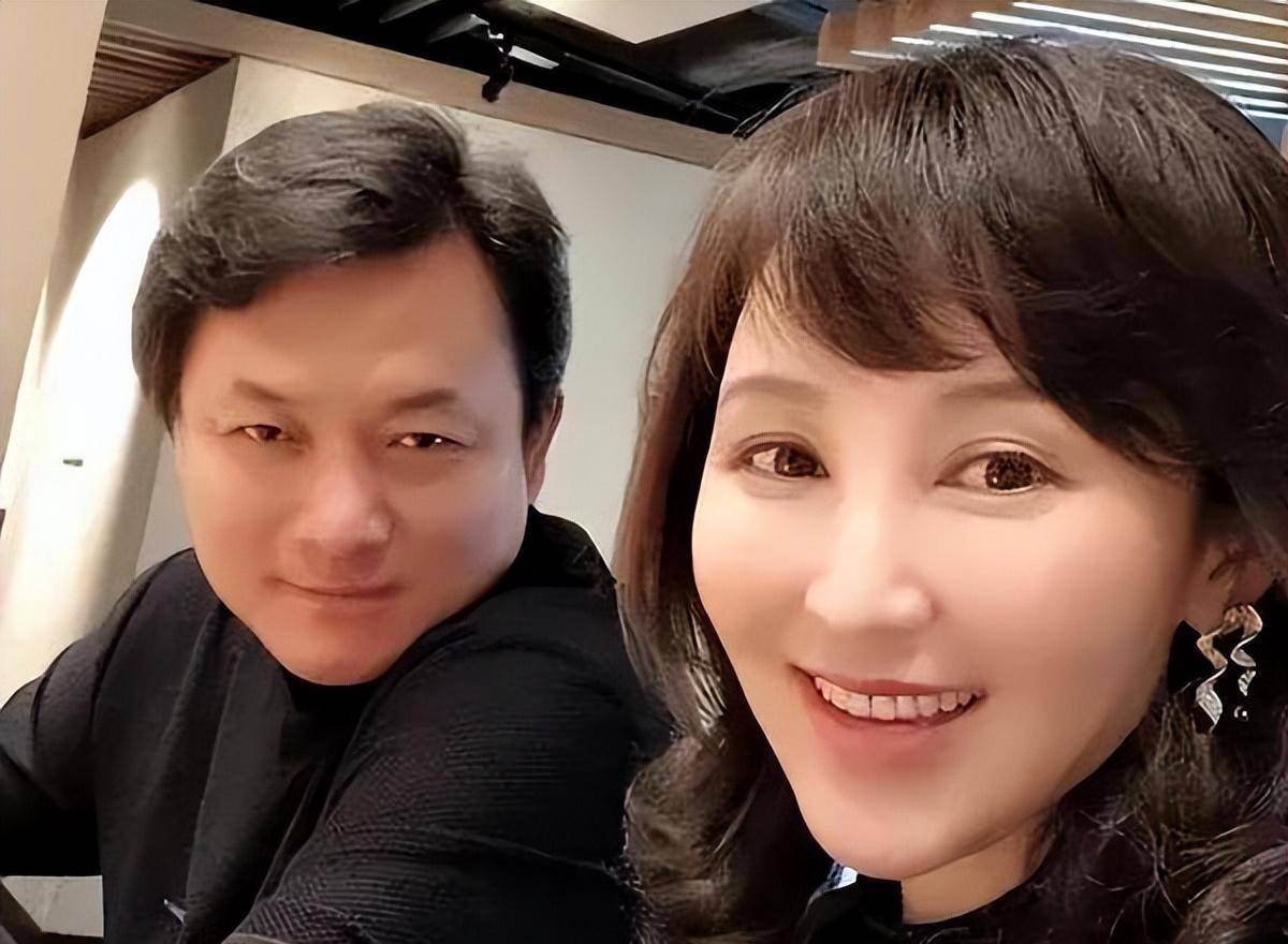 演员岳丽娜:19岁与导演裸婚连生3胎,如今丈夫用7部剧将她捧红_郭靖宇