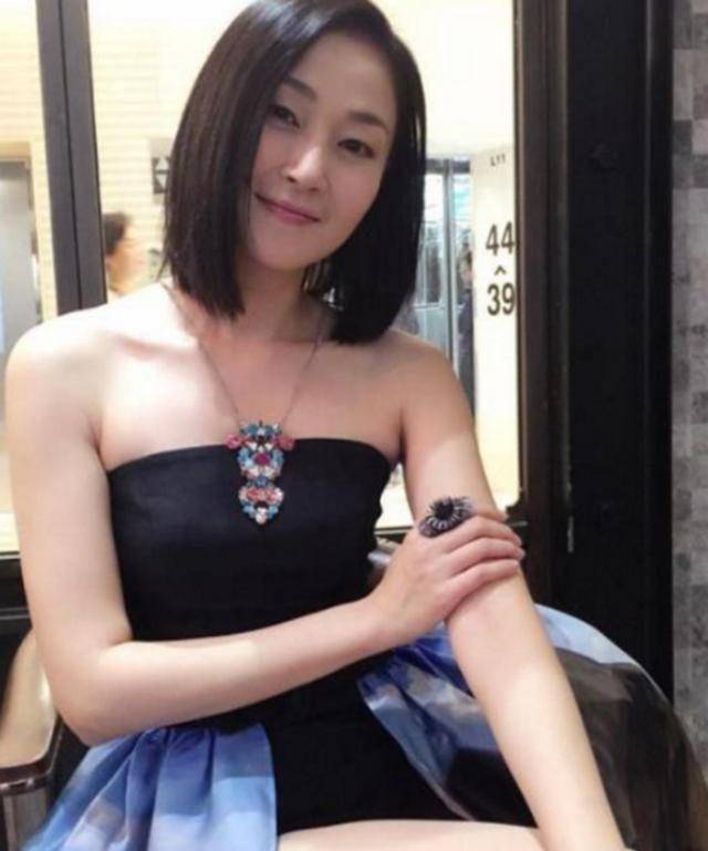 她是"香港第一腿模",与甄子丹在一起4年,结婚20年一直没生孩子_万绮雯