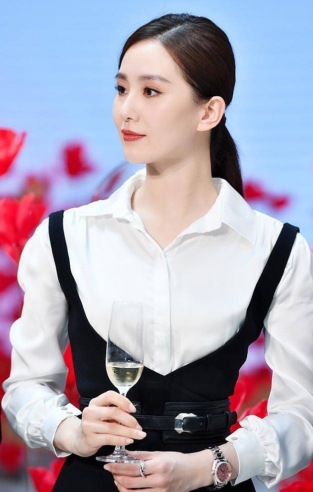 穿白衬衫好看的女明星,只服这5位,个个优雅端庄,穿出了高级感