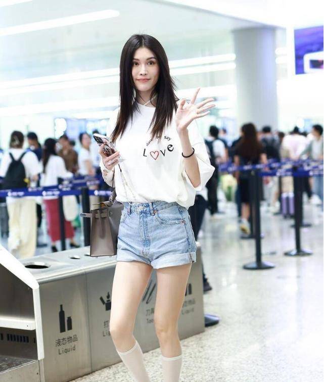 搭配"卷皮"牛仔短裤和白色短袖,何穗成功打破原有形象!