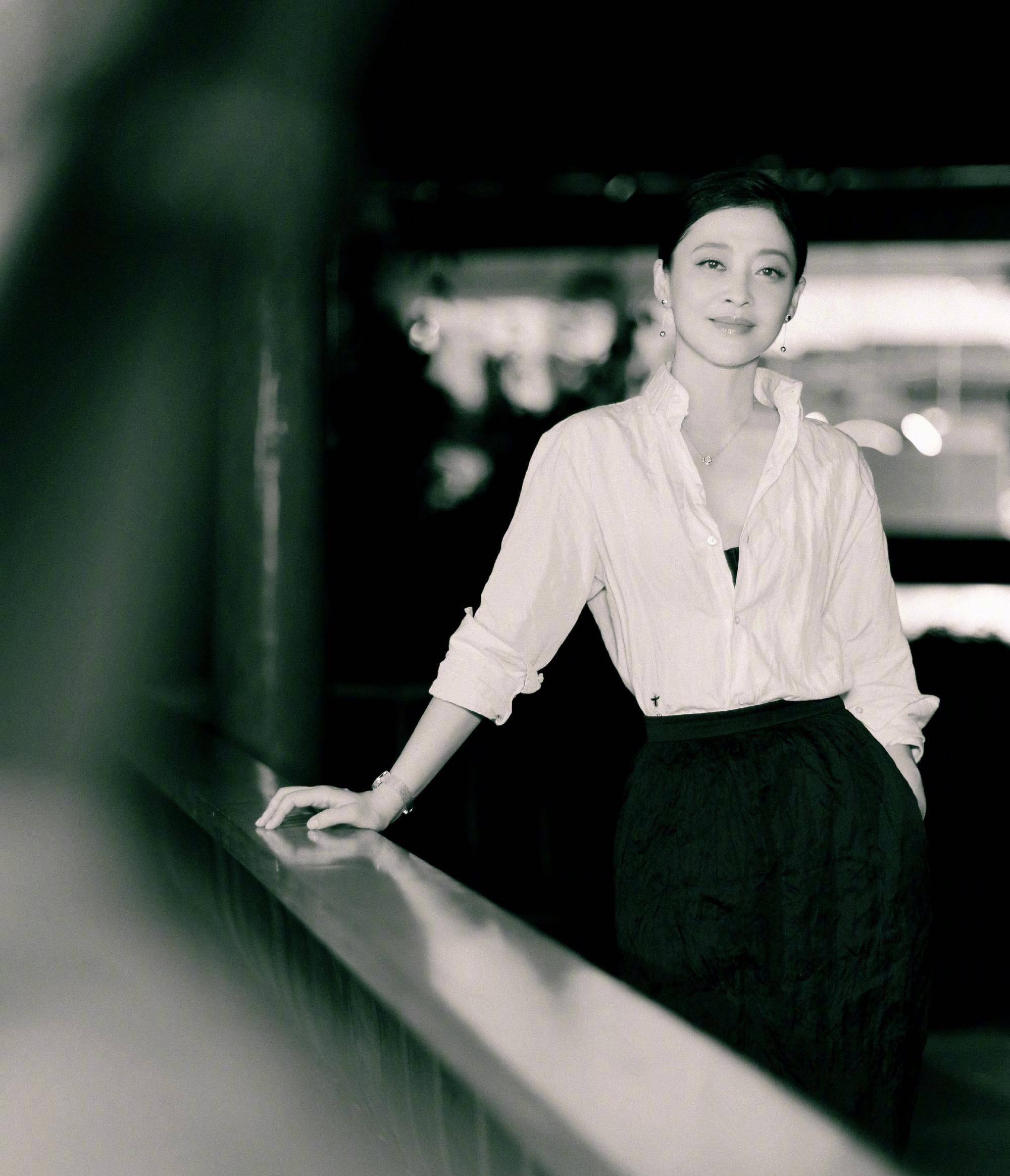 梅婷出席活动,一袭白衬衫黑裙,简约优雅,有档次!_气质_衣服_造型