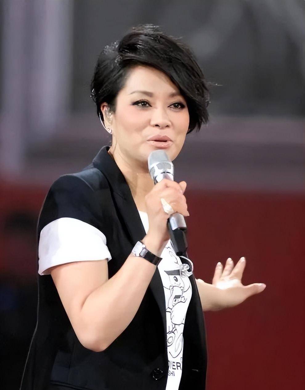 打败韦唯毛阿敏,却被亲弟弟砸成脑震荡,一代歌后沦为保姆谋生_金卫_金