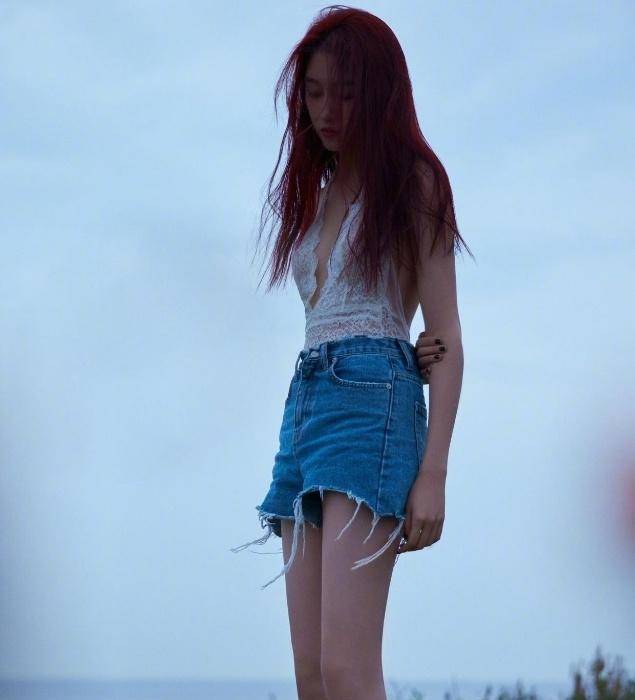 关晓彤越来越迷人了,毛边牛仔短裤结合白色蕾丝,女人味十足!