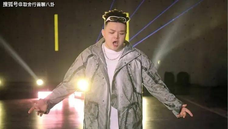 艾福杰尼官宣恋情,晒与女友万圣节造型,胖雷神和啤酒合照好甜蜜_音乐