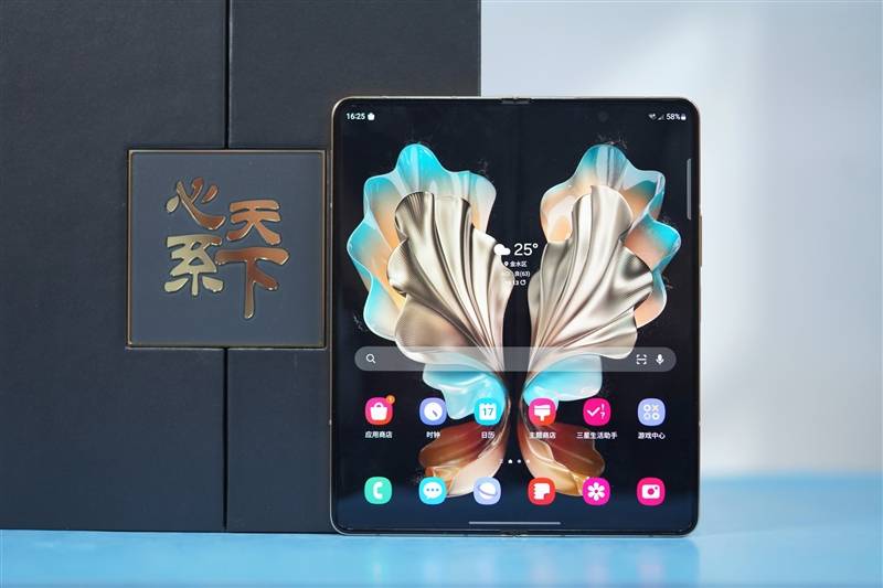 外观性能全面升级！心系天下三星W24评测：最有排面的折叠屏旗舰(图1)