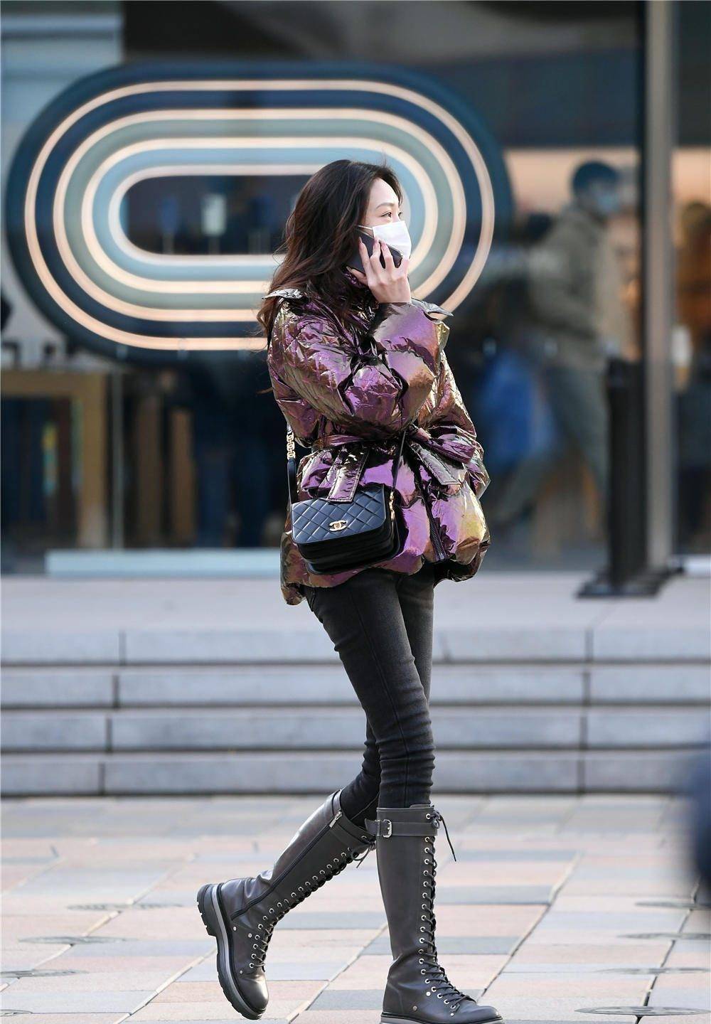 紧身牛仔裤配靴子是很多美女都喜欢的暖冬造型