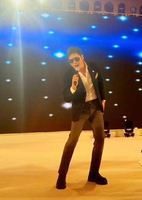 画面中,罗嘉良身穿黑色西服,戴着墨镜,身材完全没有发福,大佬范儿十足