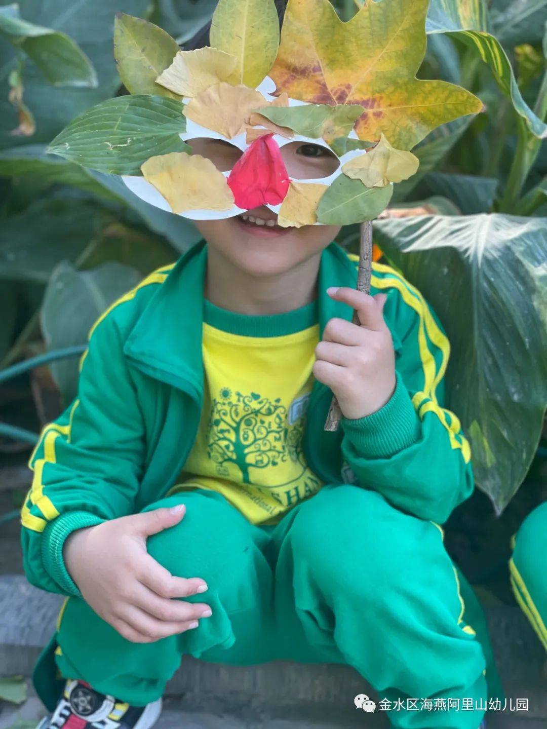 比个"叶"—海燕阿里山幼儿园秋天专题之"树叶面具"_落叶_叶子_收获