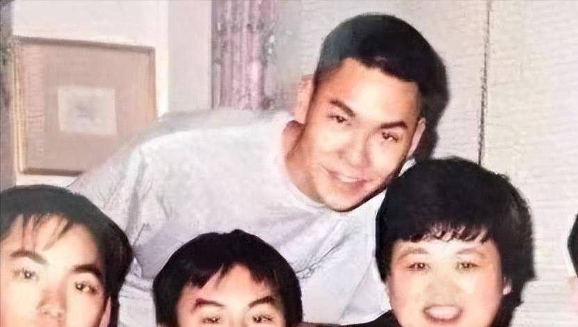 随着时间的推移,宋岳庭越来越不听话,一些同学开始以各种方式欺负他.