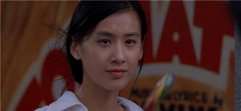 黄圣依的眼睛还蛮特别的.瞳距和眼距都很近,眼睛也比较长.