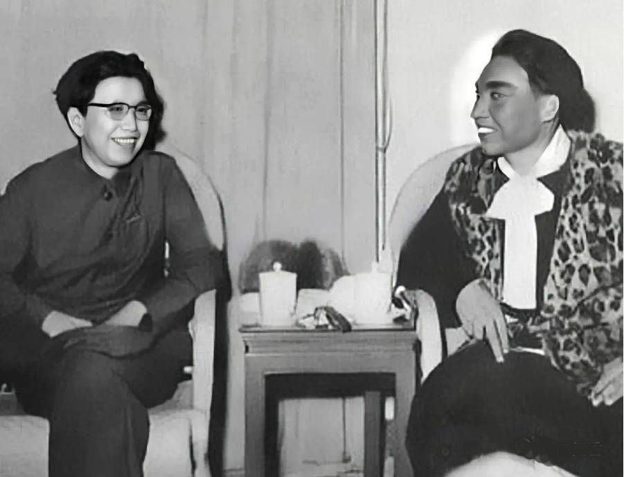 “样板戏”江青老照片：六十年代接见样板戏演员，精神饱满，笑容亲切