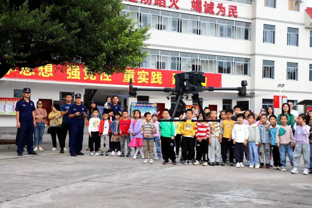 "近日,来自上杭县实验小学的师生们走进福建省森林消防总队龙岩支队