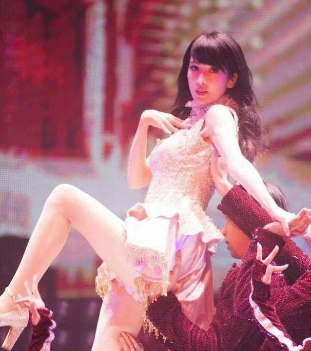 这样的肉色丝袜也将周慧敏迷人双腿的轮廓完整勾勒出来.