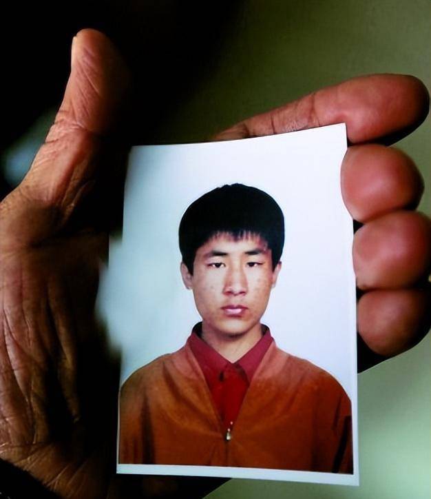 两个年轻人都被吓得不轻,闫峰还问警察叔叔要了一杯水,他称,自己当时