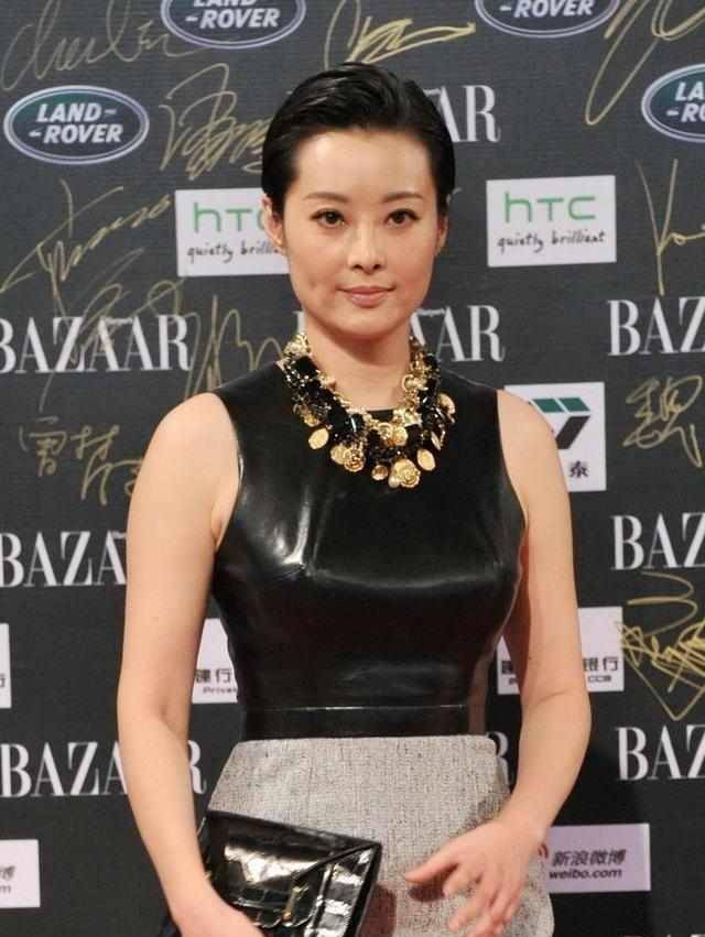 袁立素颜做慈善,满面皱纹脸上胖出褶,发际线太高46岁宛如大妈_袁莉