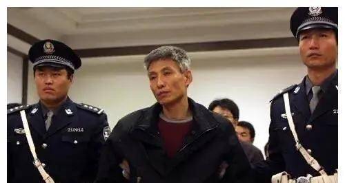 四大金刚落网之后,刘涌当即写下六份遗书,走出城中花园准备寻死