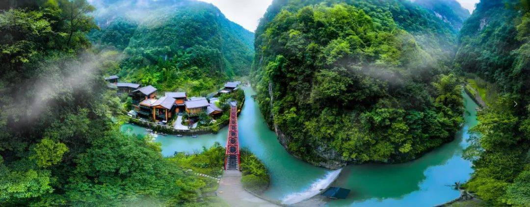 到卧龙潭观原始峡谷风光,听溪水潺潺,观奇峰异石,飞泉流瀑