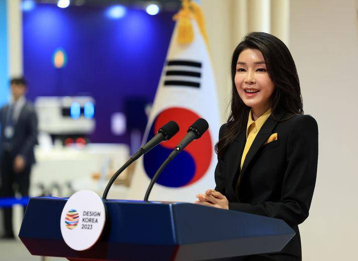 扎马尾辫比心又扮嫩,黑白配又把人美到_金建_黑色_西装