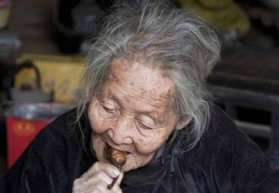 因为她没有遗书也没有后代,她就这样孤苦伶仃地过来剩下的大半辈子