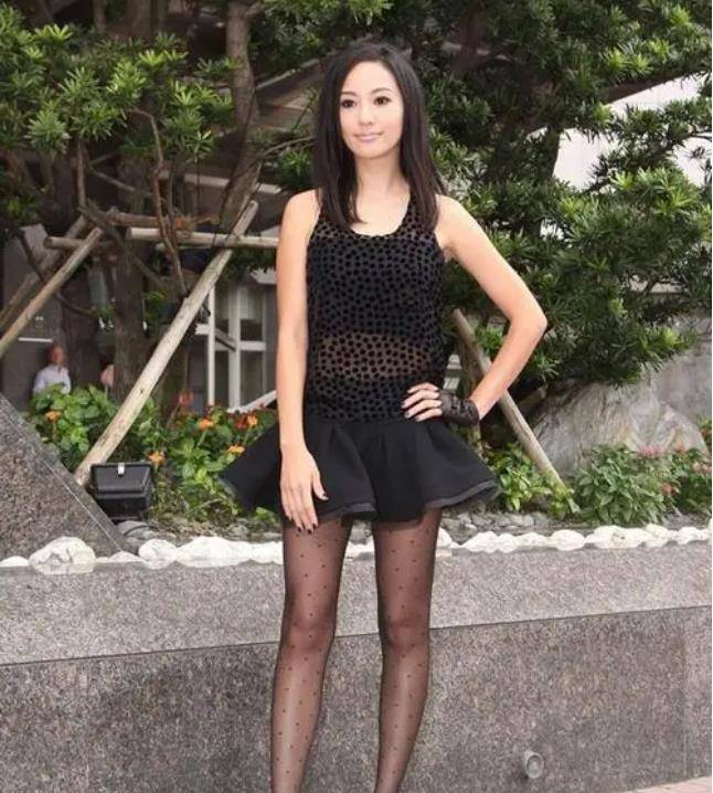 关颖彻底突破了审美巅峰,黑色斑点丝袜搭配连衣裙真是美极了!_时尚_气