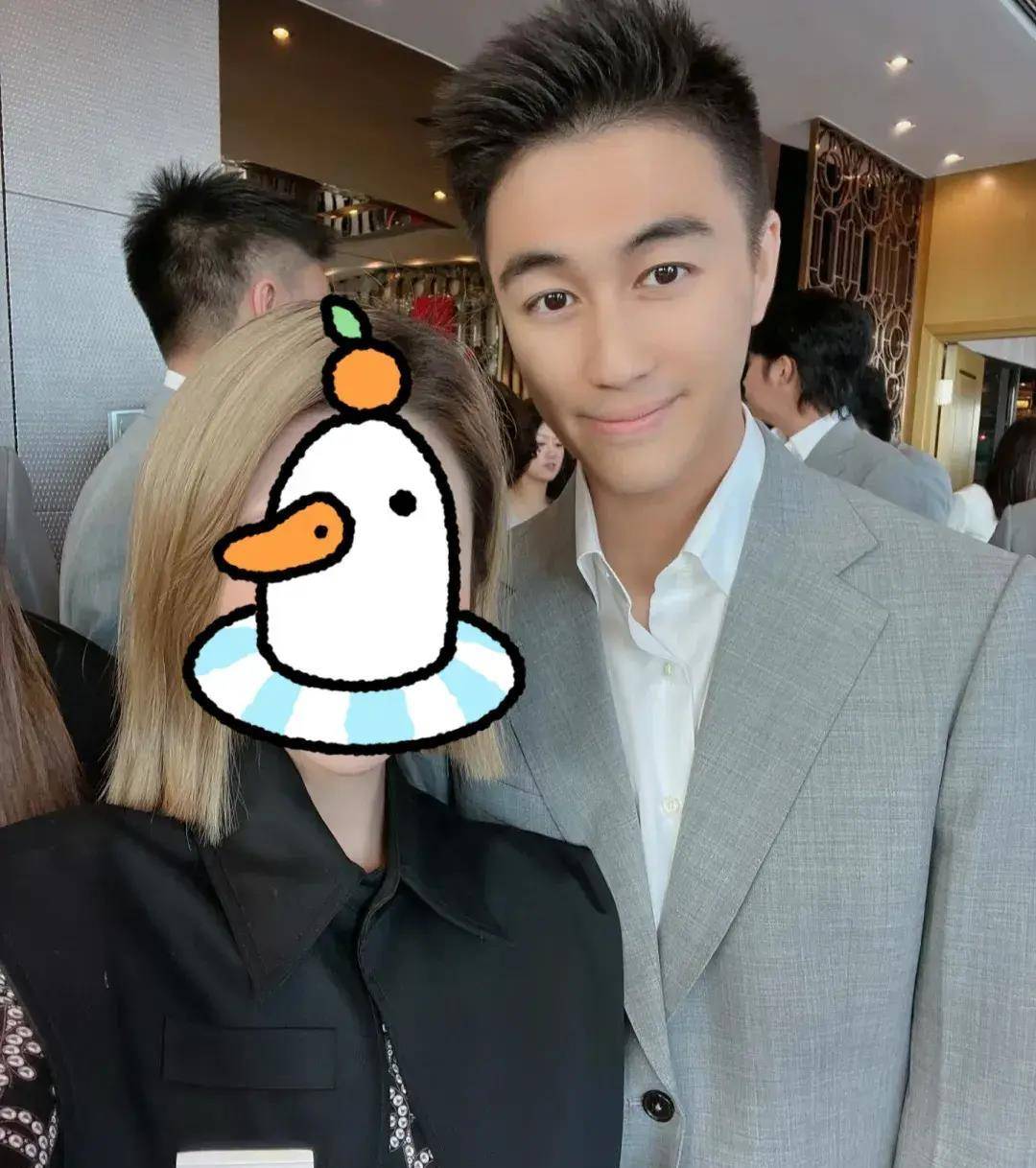 何超欣近况曝光,跟奚梦瑶同框不化妆,裤子宽松手臂肥大也不焦虑