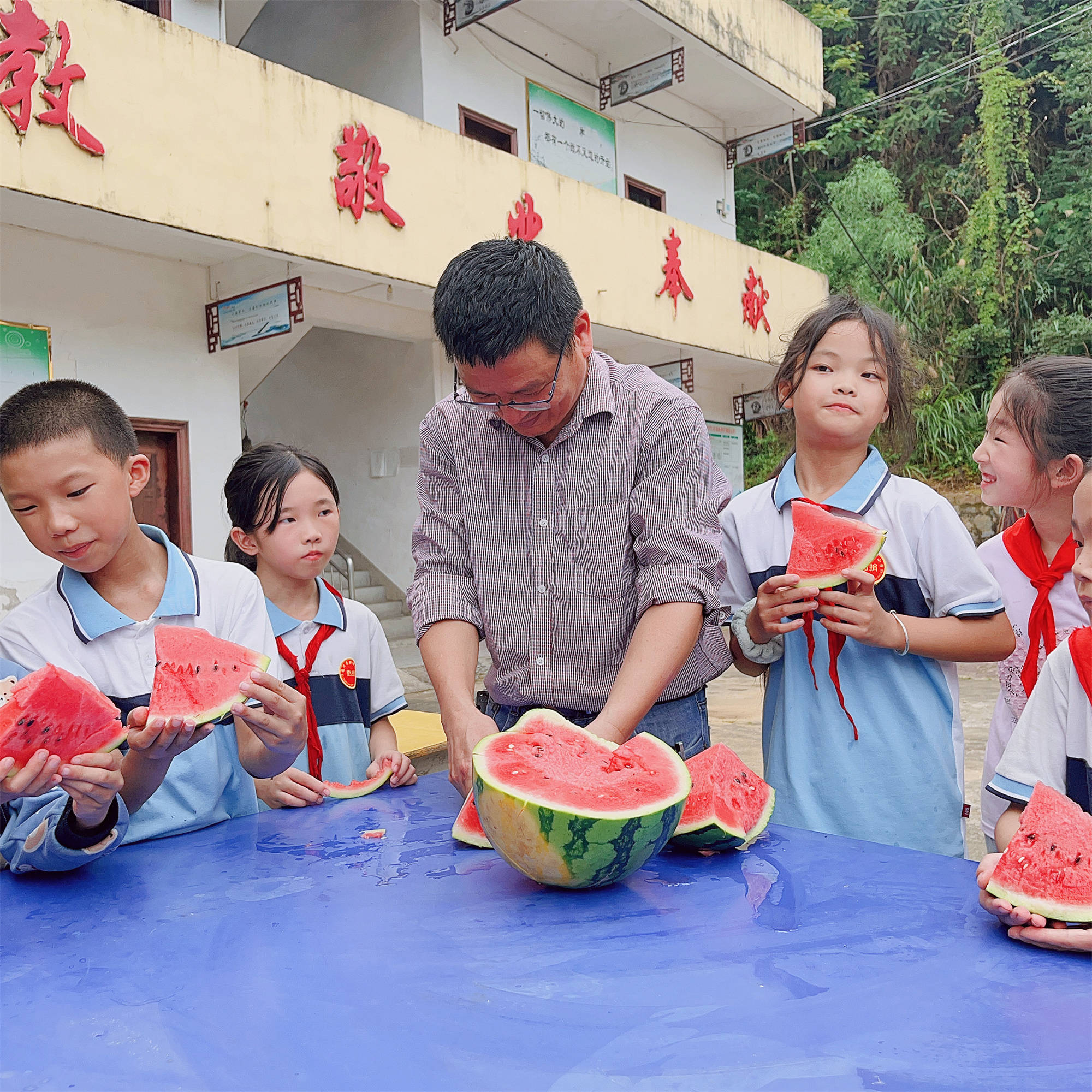 梁芳根:扎根山村 春泥留芳