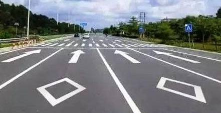 四 人行横道预告标识可变导向车道线应与可变的车道行驶分向标志配合