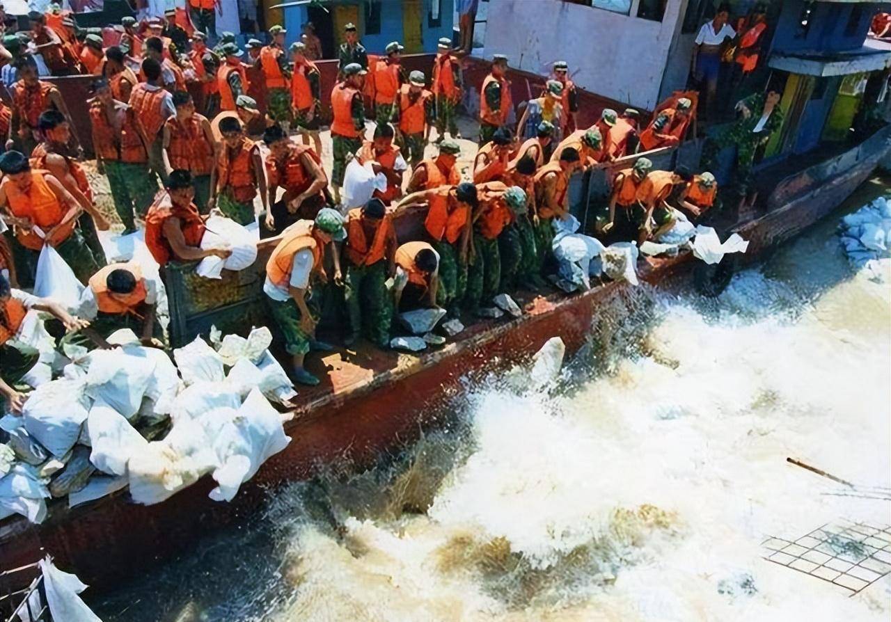 1998年洪水九江决堤,战士以身抗洪,老百姓哭喊:求你们不要跳了_泉眼