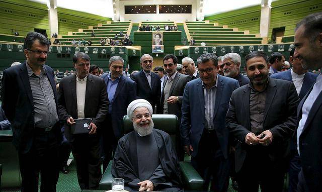 有这么大的权力,但是在国内却必须要听从最高领袖的旨意行事,不能忤逆