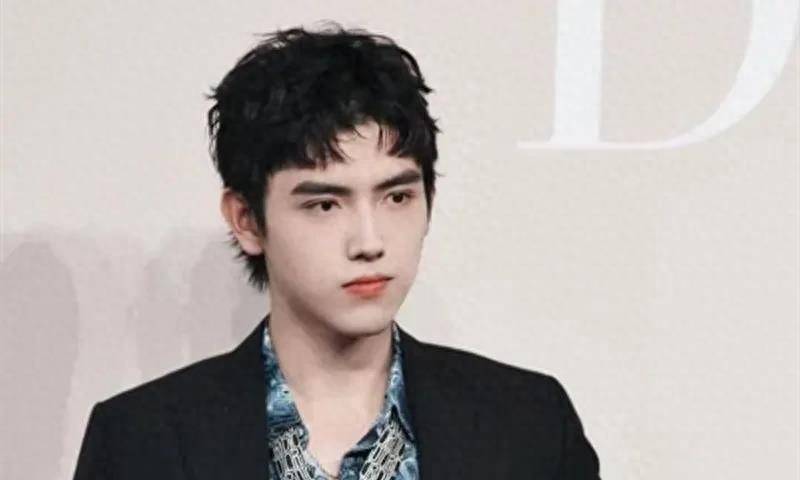 但是除了这个硬伤,陈飞宇还是非常帅的,188的身高,穿起各种服装特别是
