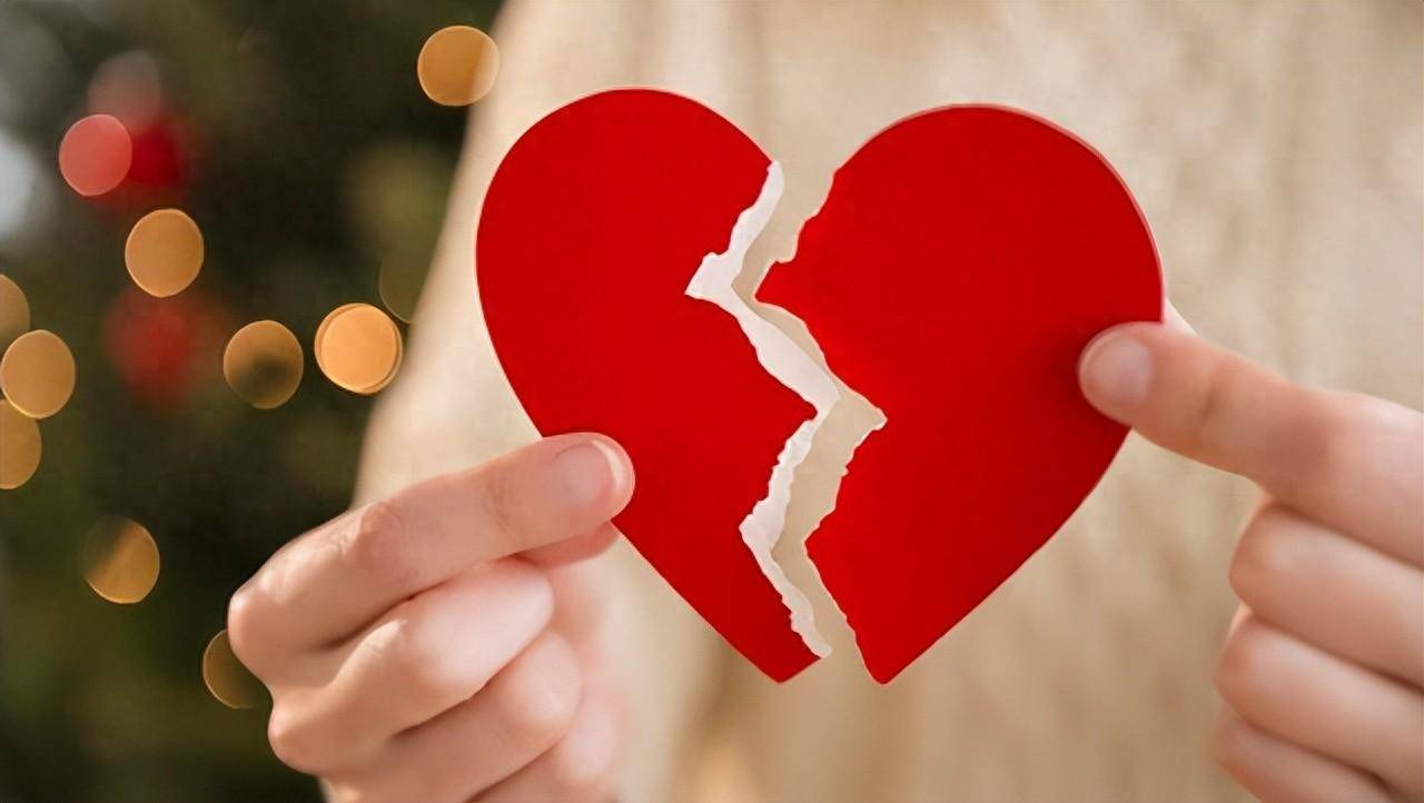 一个传递给外人的秘密就是家庭成员之间的亲密关系疏远.