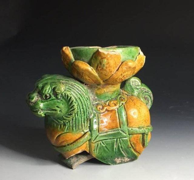 长期以来与宋三彩混为一谈,称为"宋三彩"