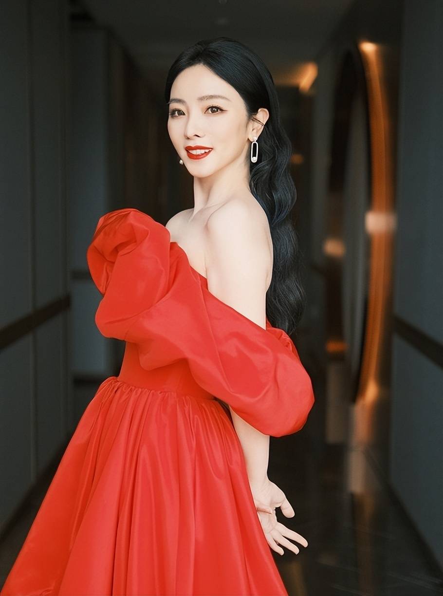就在11月3号李思思复出之际,她的工作室也成立了,全新的李思思写真也