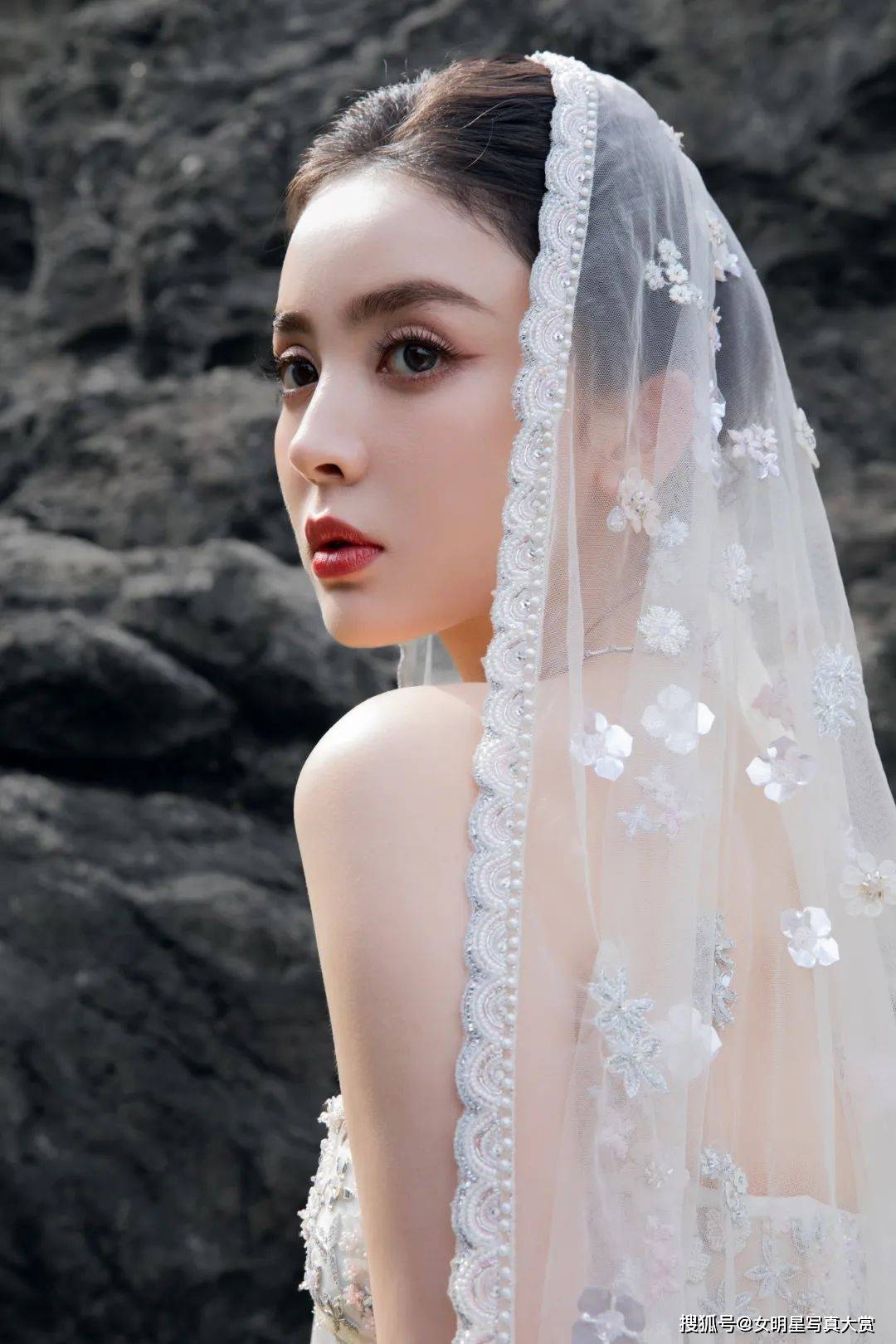 【古力娜扎性感写真美图】白纱裙装,优雅美艳,elle风尚大典造型_赞誉